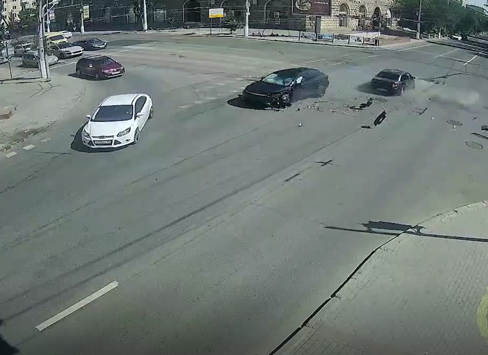 Уличные камеры сняли ДТП с участием трех автомобилей в центре Волгограда