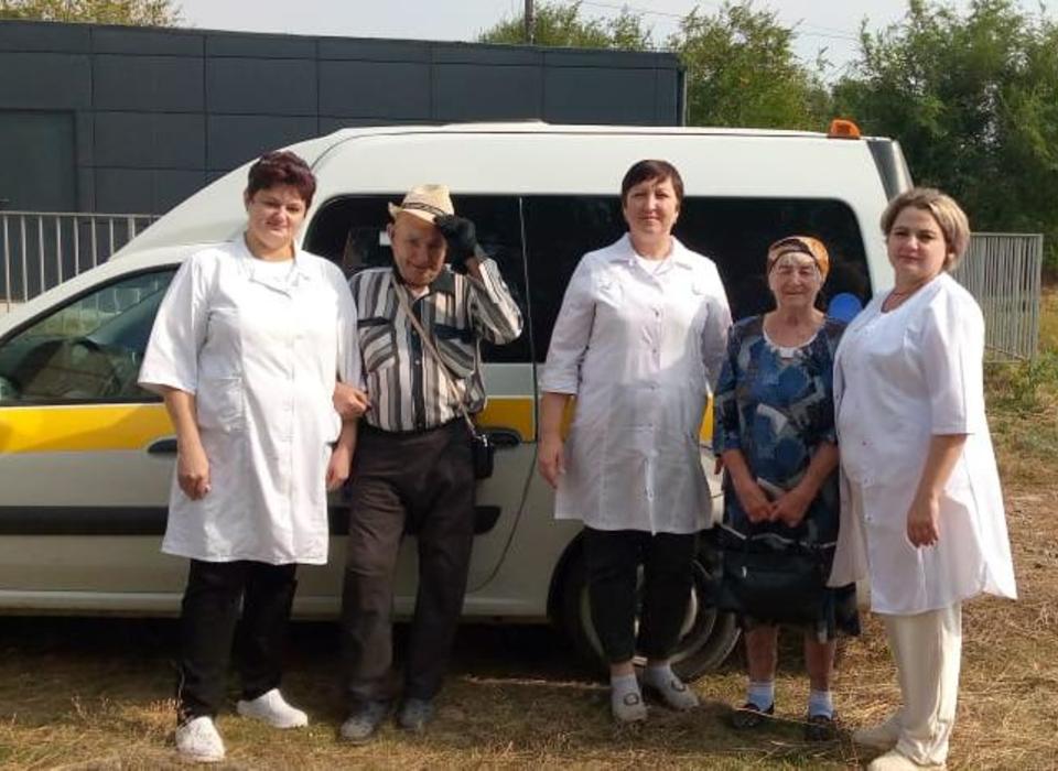 Мобильные бригады Волгоградской области доставляют пожилых селян на диспансеризацию