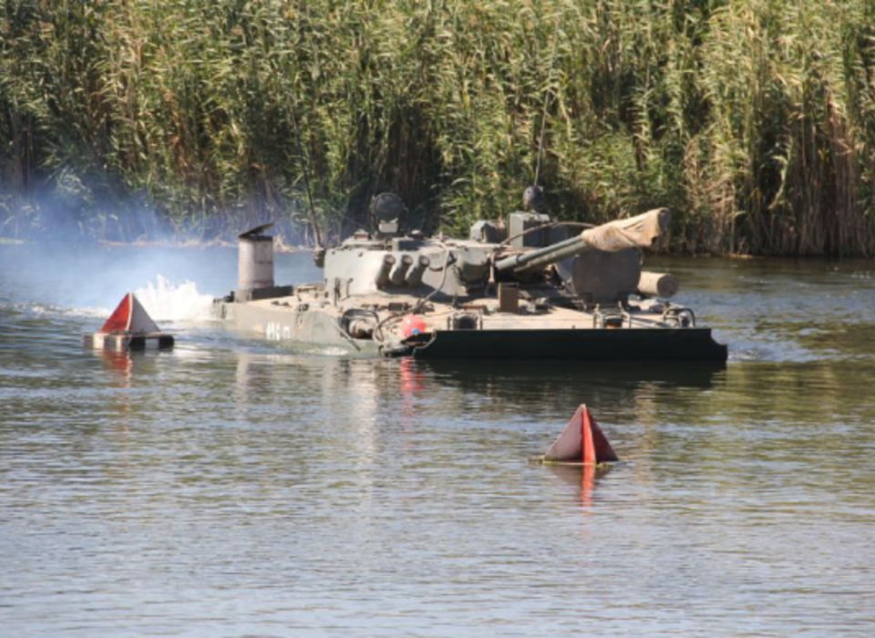 Под Волгоградом мотострелки на БМП-3 отработали вождение на воде