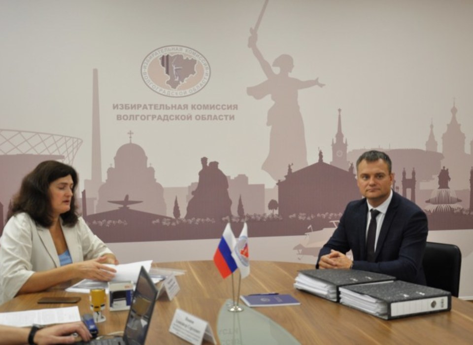 В волгоградском избиркоме приняли документы Евгения Кареликова для выдвижения на выборах губернатора