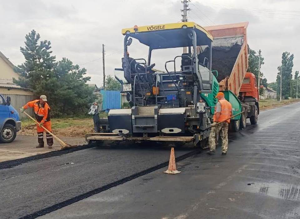 В Волгоградской области ремонтируют дороги при въезде в сёла