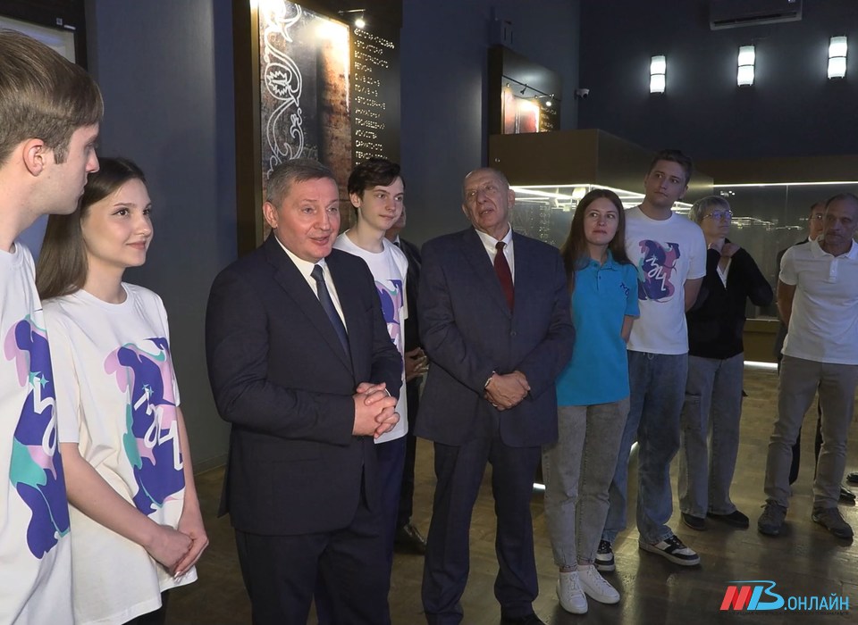 В Волгограде Андрей Бочаров и молодежь первыми посетили экспозицию «Золотая кладовая. Сокровища древних степей»