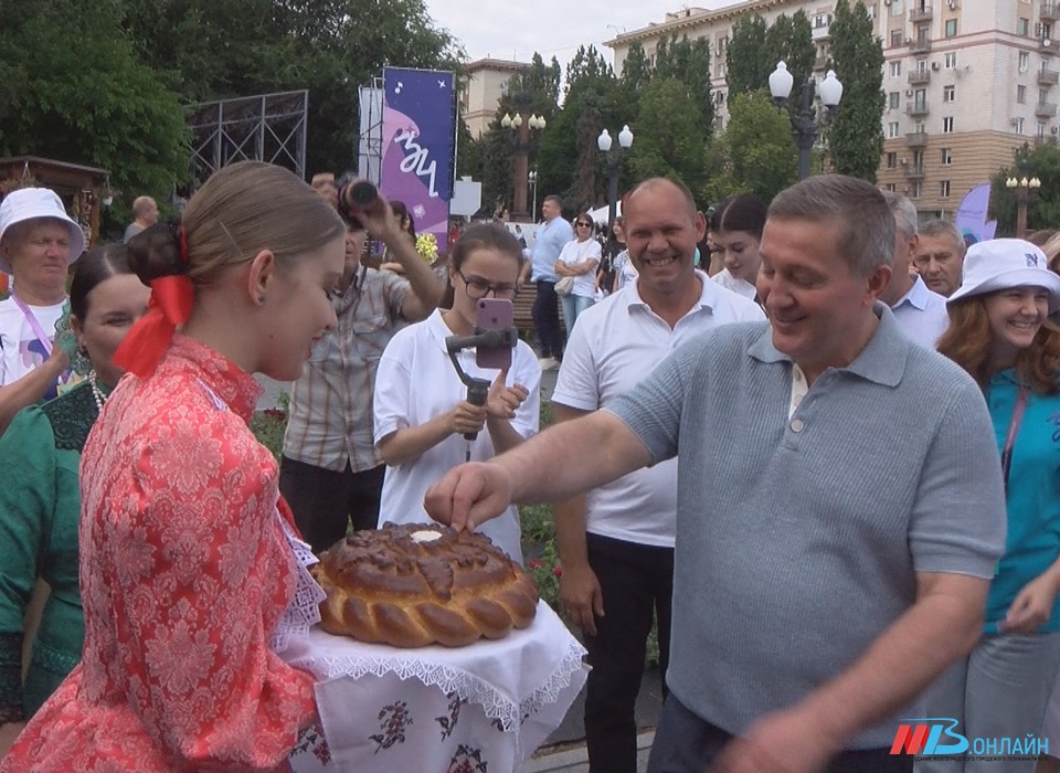 Губернатор Андрей Бочаров вместе с молодежью посетил основные площадки фестиваля #ТриЧетыре