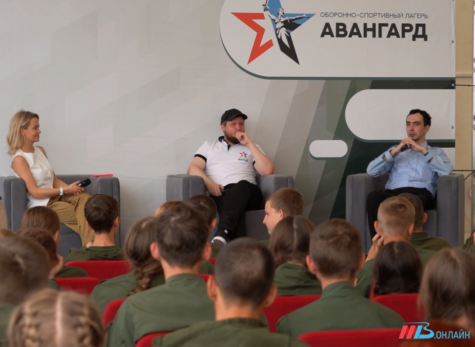 В Волгограде знаменитые пранк-журналисты «Вован и Лексус» навестили курсантов «Авангарда»