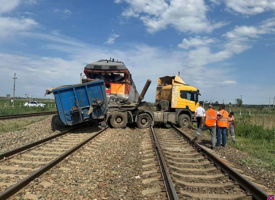 Под Волгоградом в столкновении поезда и грузовика пострадал машинист
