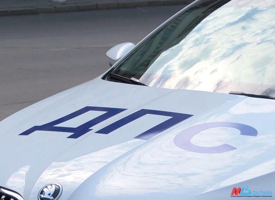 В Волгоградской области погибла автоледи после опрокидывания машины в кювет