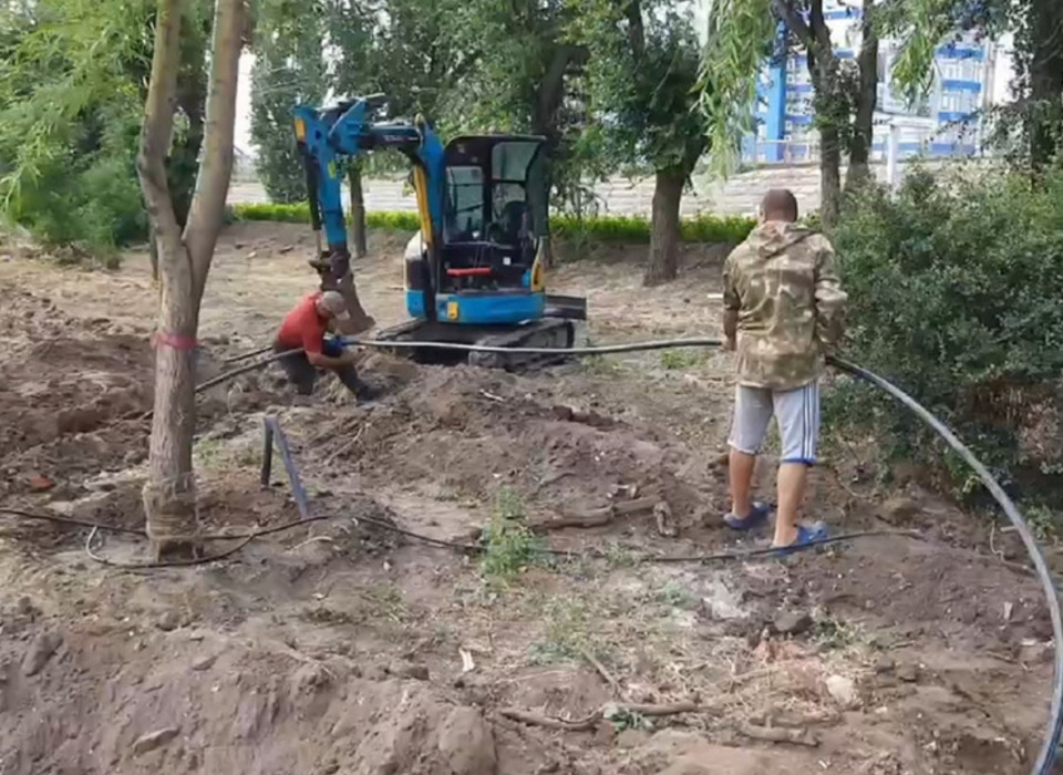 В Волгограде в городском саду устанавливают новый поливочный водопровод