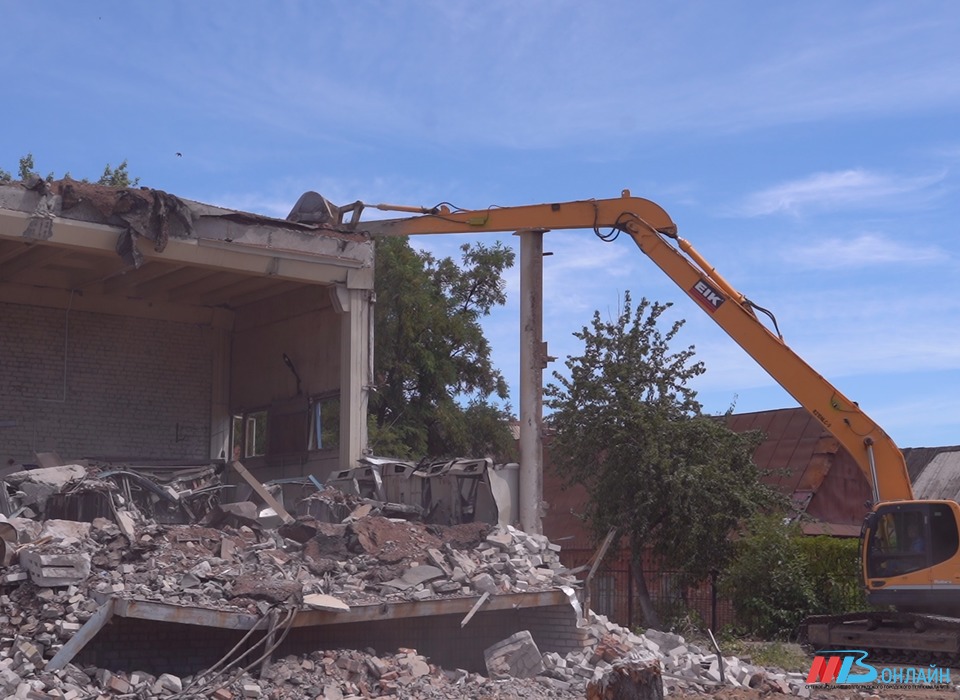 В Красноармейском районе Волгограда на территории КНС № 4 демонтировали старое неэксплуатируемое здание