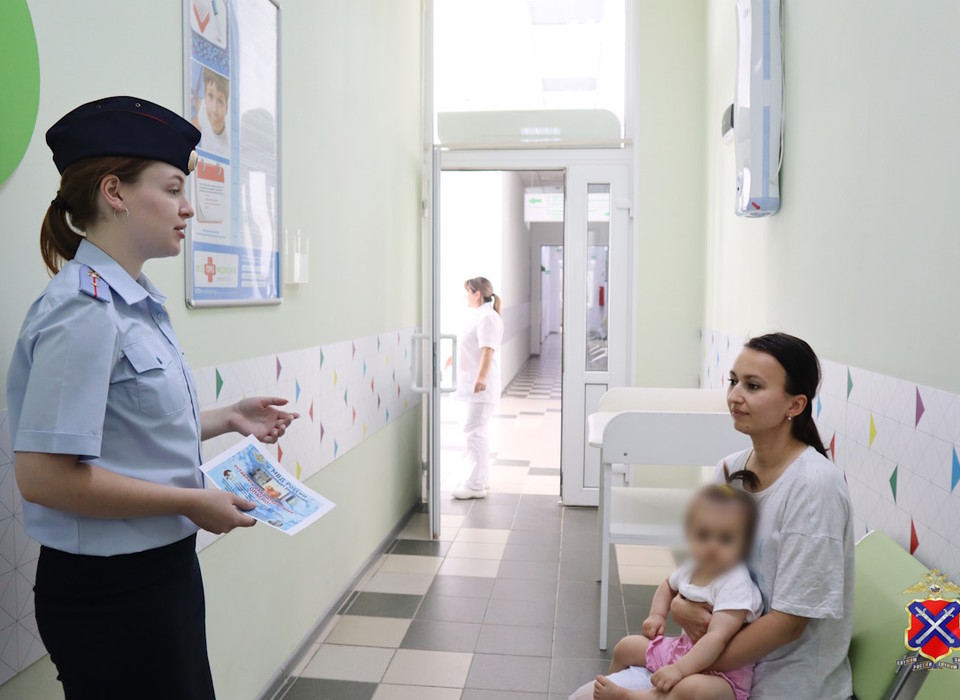 Волгоградские полицейские напомнили родителям, чем опасны открытые окна