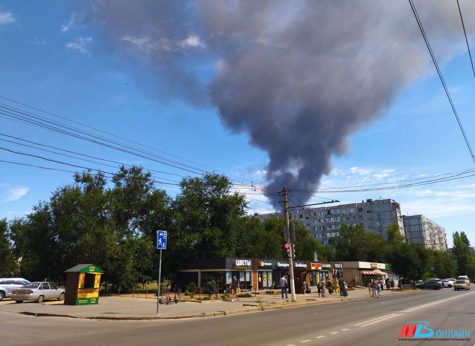 В Волгограде тушат крупный пожар на складе вторсырья