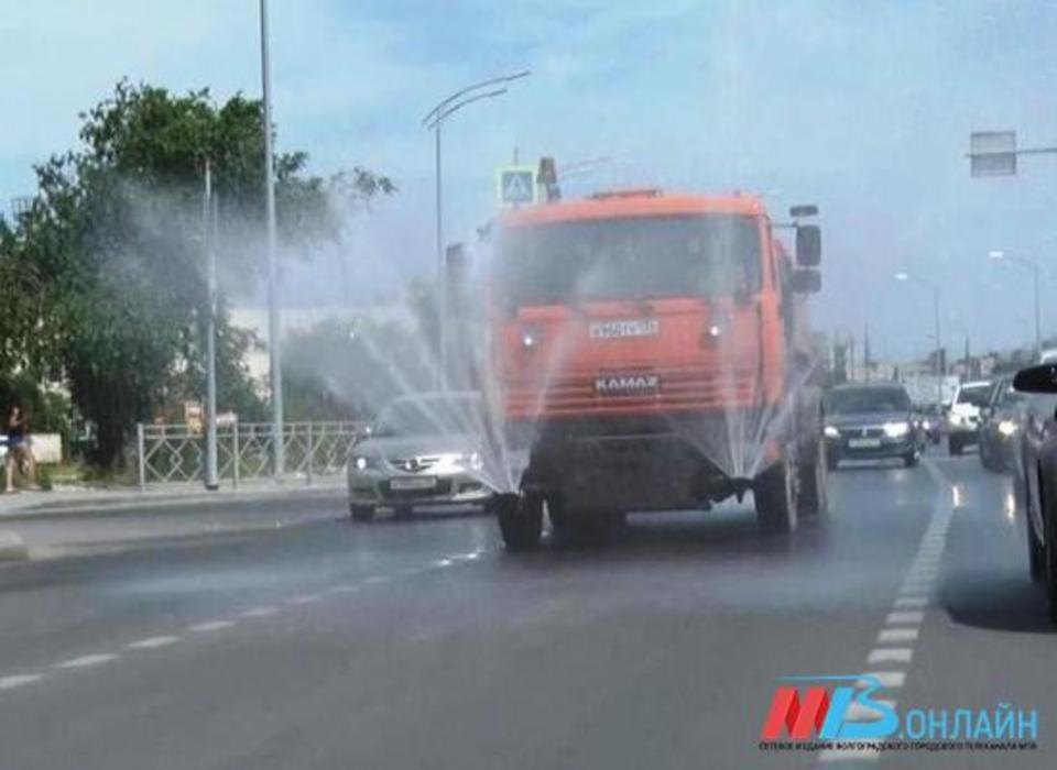 В Волгограде дорожные службы охлаждают магистрали водой