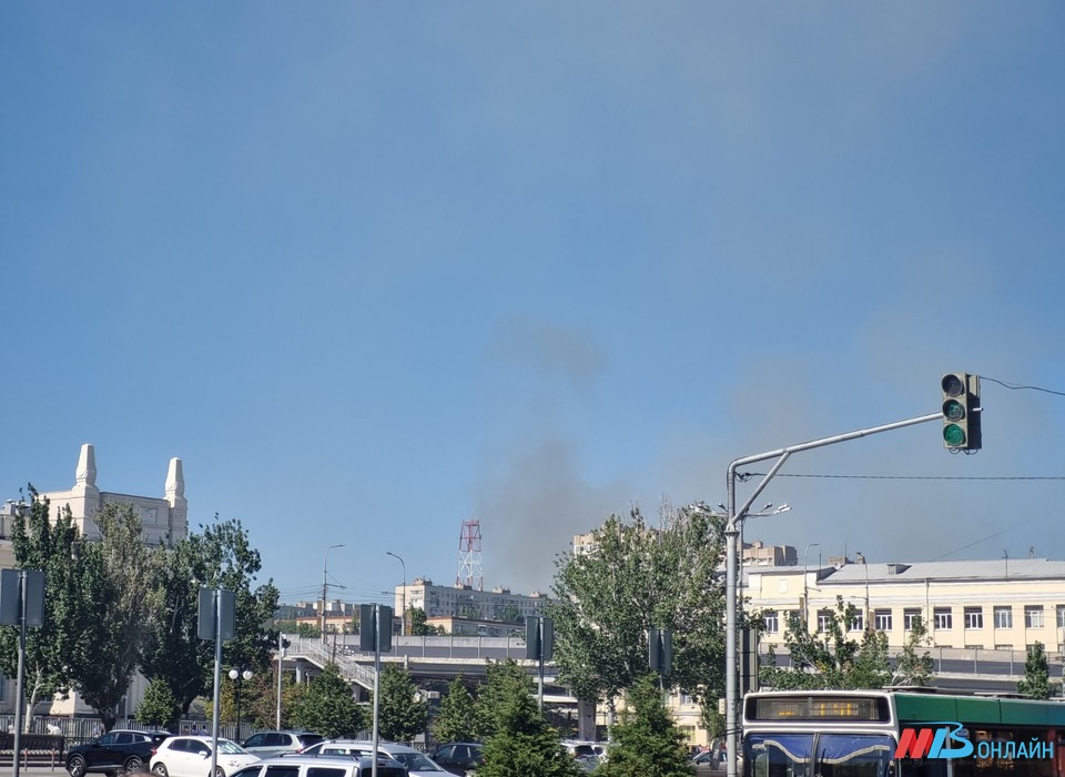 Волгоградцы снова жалуются на столб дыма в городе