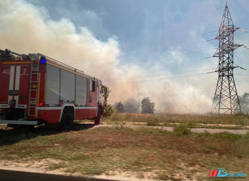 Волгоградские огнеборцы потушили пожар возле Мамаева кургана