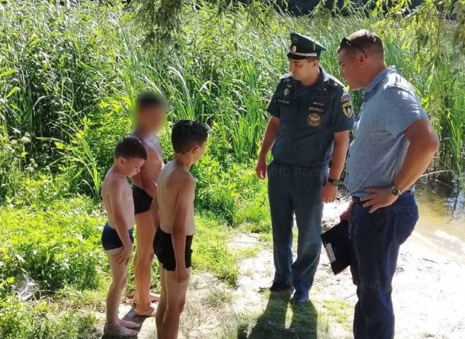 Волгоградские спасатели обнаружили у реки детей без присмотра взрослых