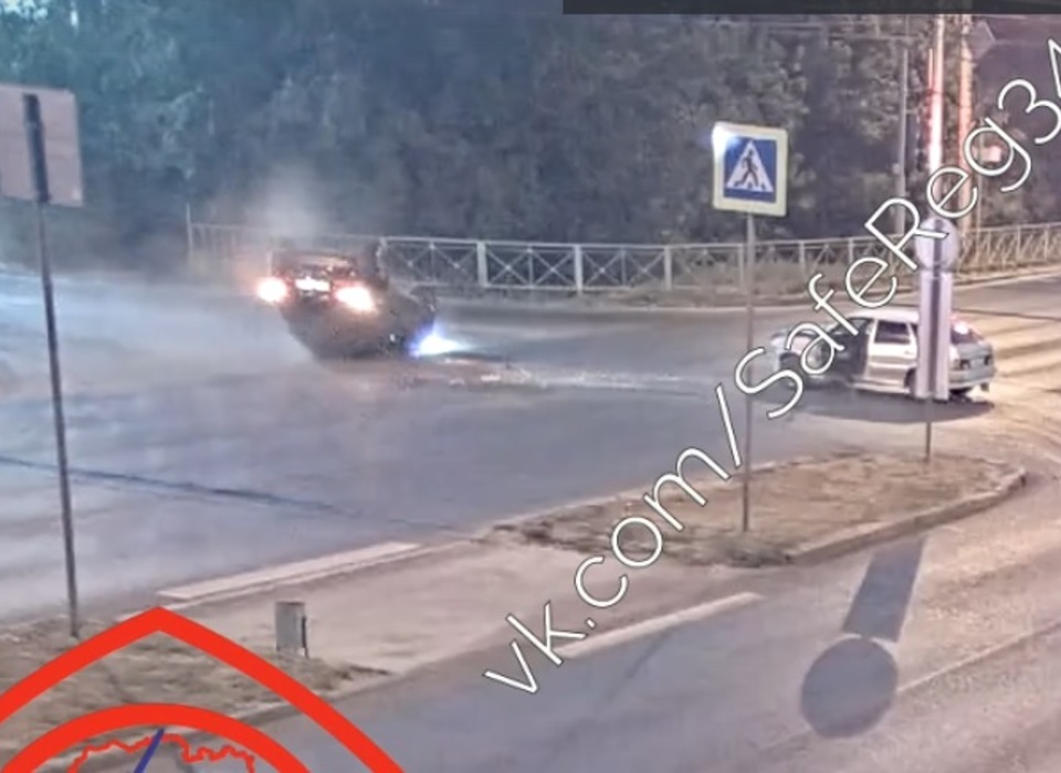 В Волгограде ДТП с переворотом машины на крышу сняли камеры