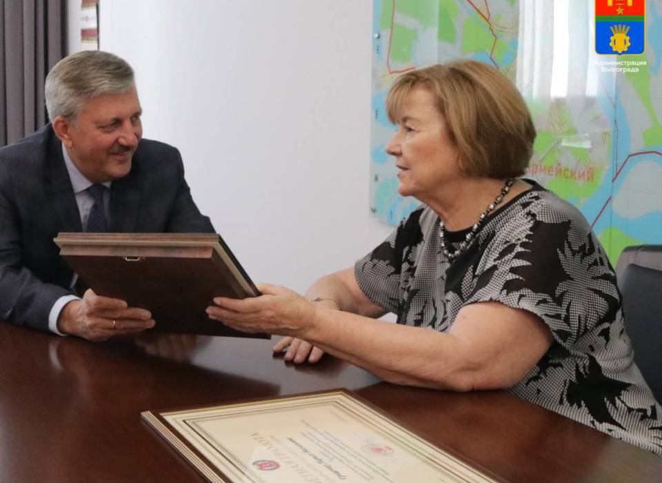 Директор гимназии №3 Волгограда получила Почетную грамоту губернатора