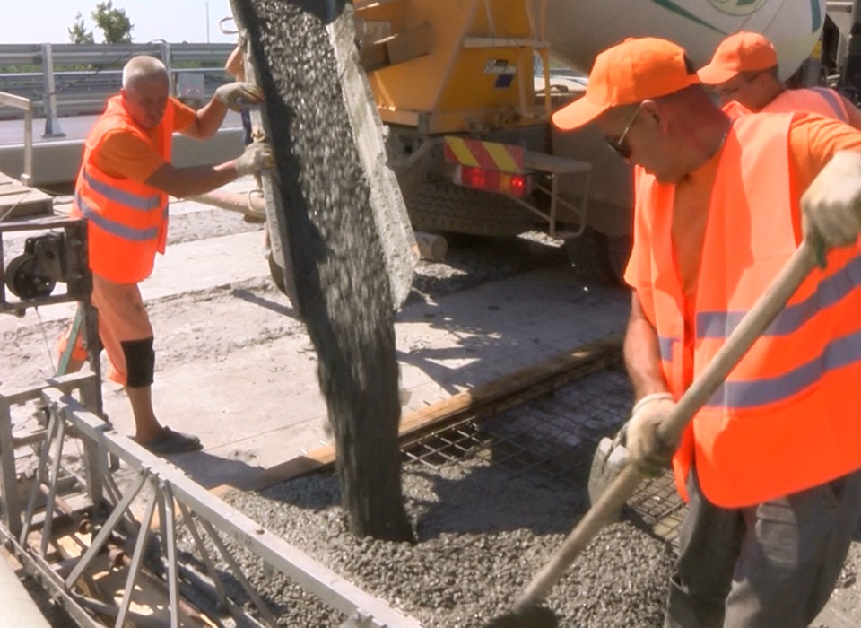 В Дзержинском районе Волгограда продолжается реконструкция путепровода №6