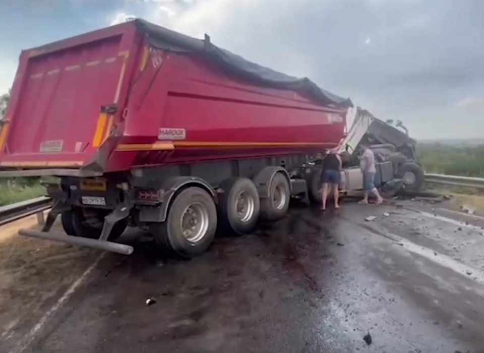 В Волгоградской области столкнулись два грузовых автомобиля и BMW