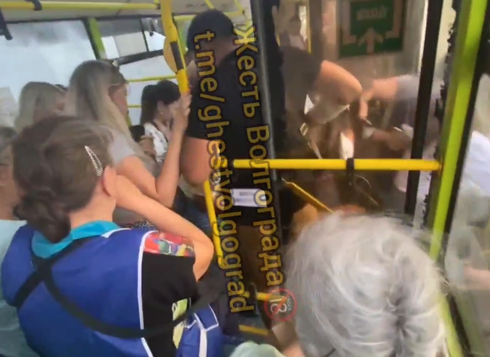 В Волгограде обсуждают в панике покинувших автобус пассажиров