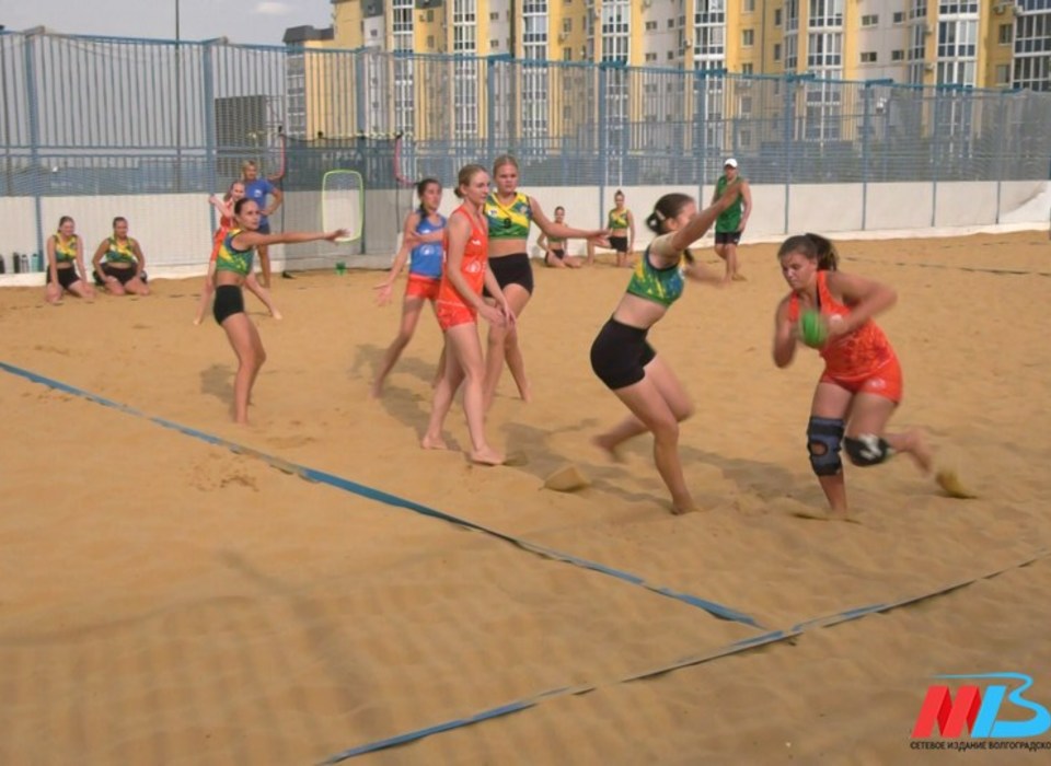 В Волгограде проходит 3-й тур чемпионата России по пляжному гандболу