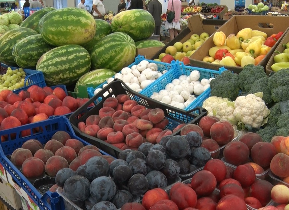 На Народной ярмарке в Волгограде торгуют фруктами, ягодами, мясом и молочной продукцией