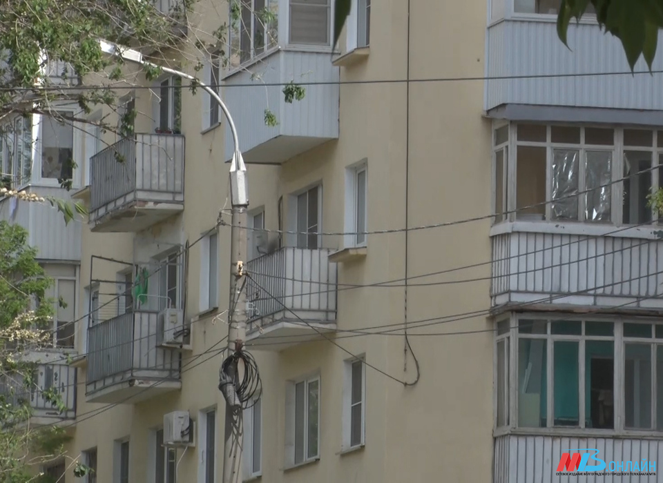 Женщина разбилась насмерть, вешая белье на балконе под Волгоградом