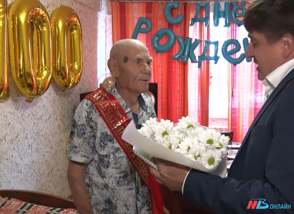 В Волгограде ветеран Великой Отечественной войны принимает поздравления с вековым юбилеем
