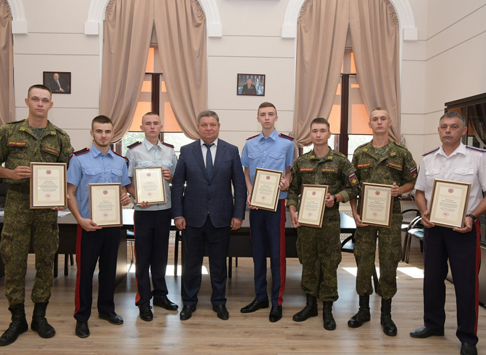 Юных волгоградских казаков наградили за участие в московском Параде Победы