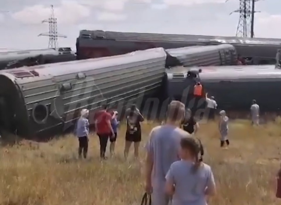 Поезд «Казань-Адлер» сошел с рельсов под Волгоградом из-за «КамАЗа»