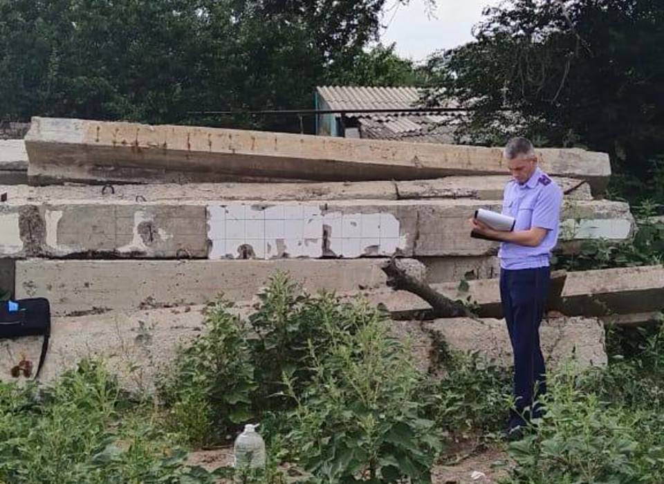 В Волгоградской области бетонная плита убила 7-летнего ребенка