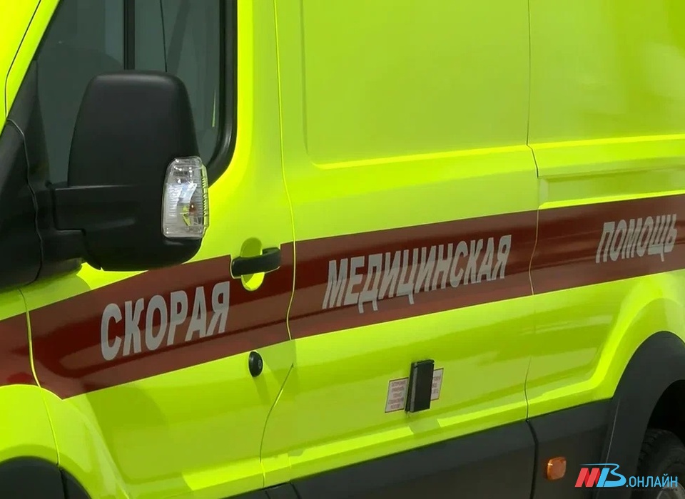 В Волгограде на «зебре» иномарка сбила электросамокатчика