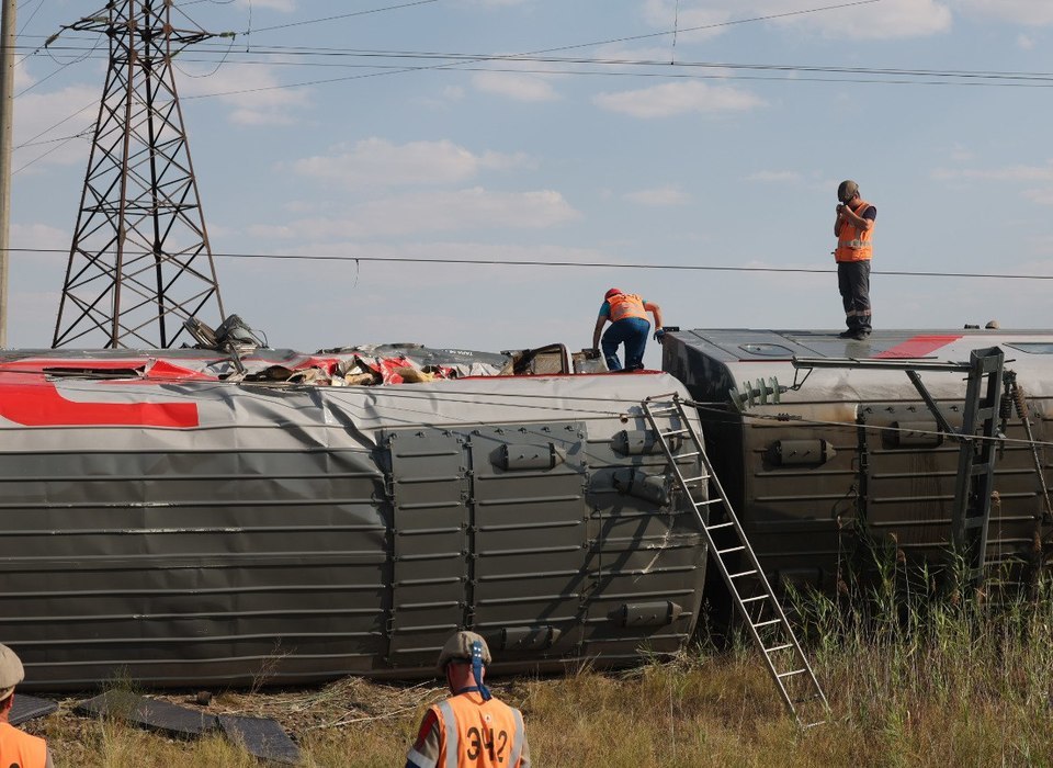 Пассажиров сошедшего с путей поезда под Волгоградом доставали по простыням