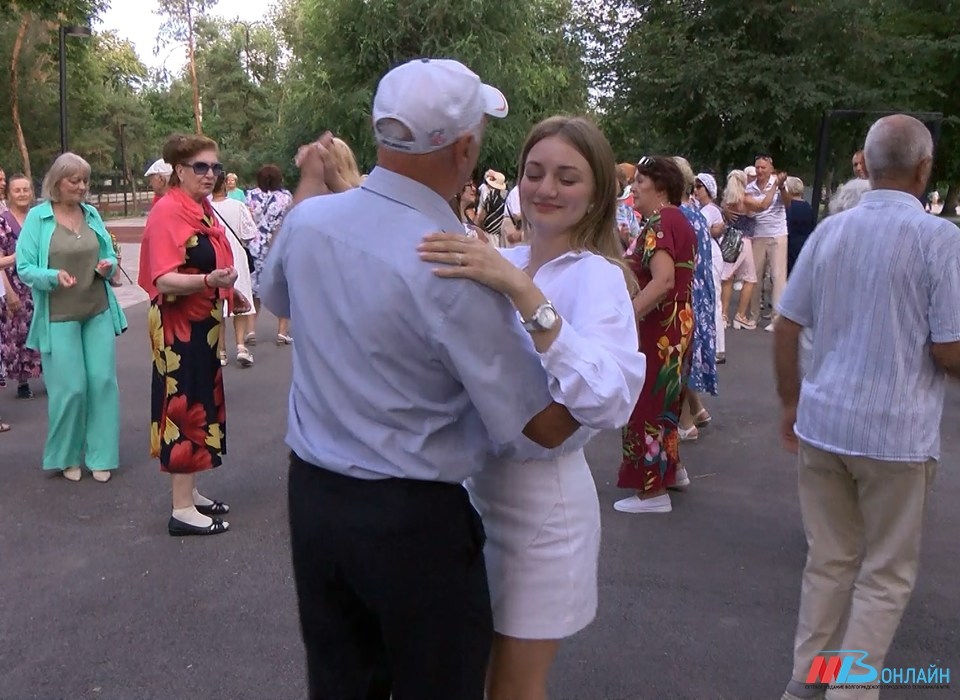 Волгоградцы закружились в ретро-танце в Комсомольском саду