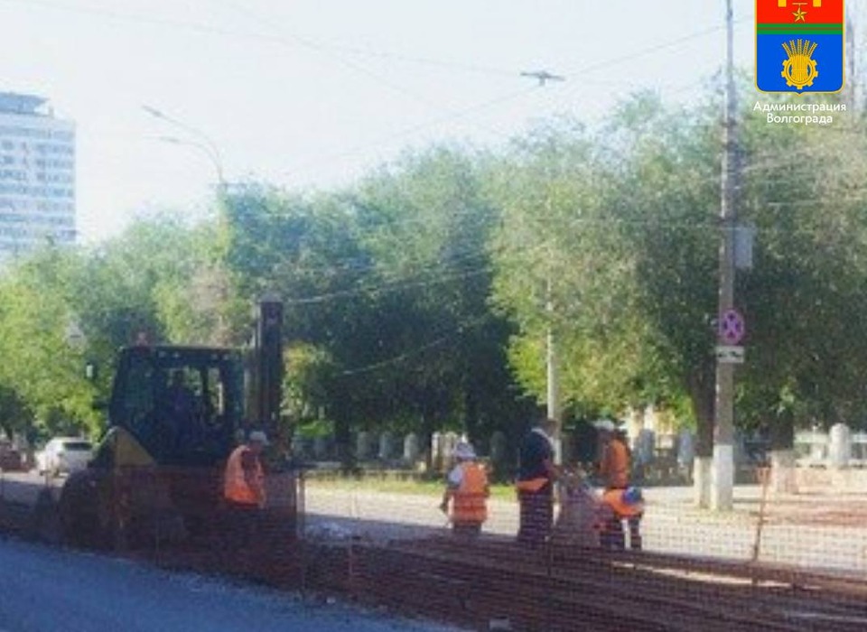 В Волгограде на улице Краснознаменской демонтировали старое трамвайное полотно