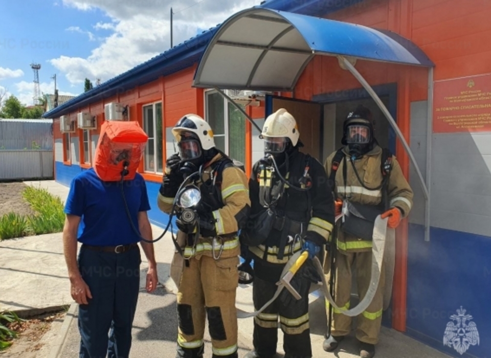 Сотрудники МЧС ликвидировали условный пожар в станице Волгоградской области