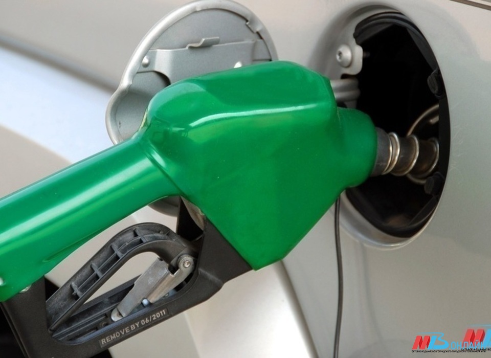 Жители Волгоградской области могут купить на среднюю зарплату 882 литра бензина