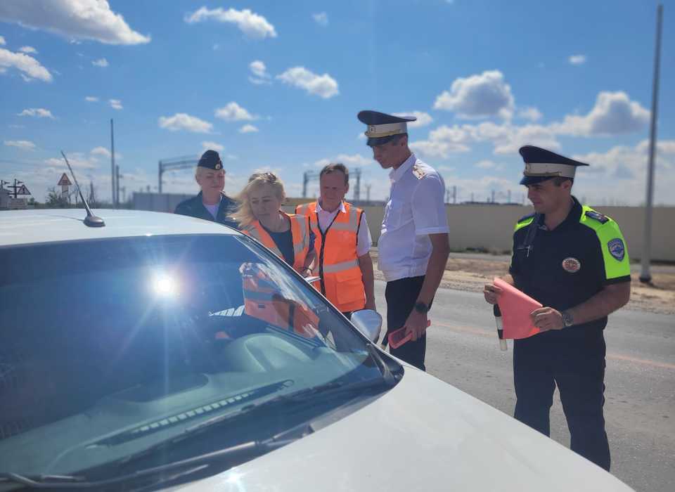 Волгоградским автолюбителям напомнили о правилах безопасного проезда через ж/д переезды