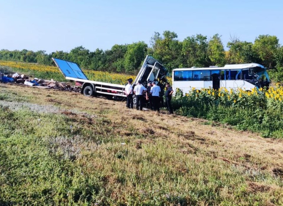 64-летний водитель автобуса погиб в ДТП с грузовиком под Волгоградом