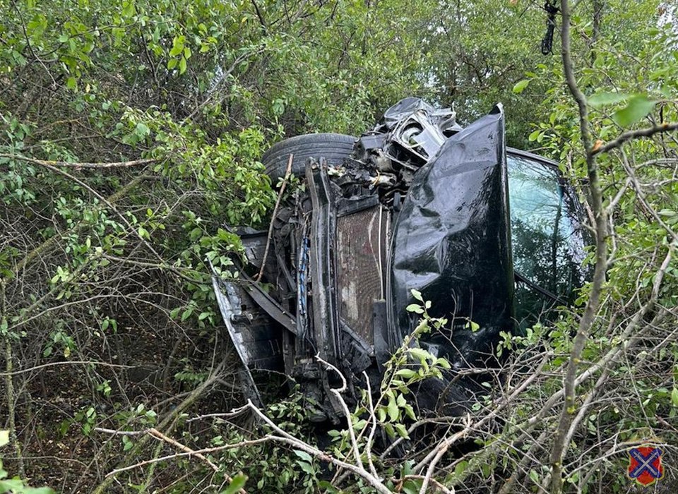 Под Волгоградом кроссовер перевернулся, пытаясь избежать ДТП