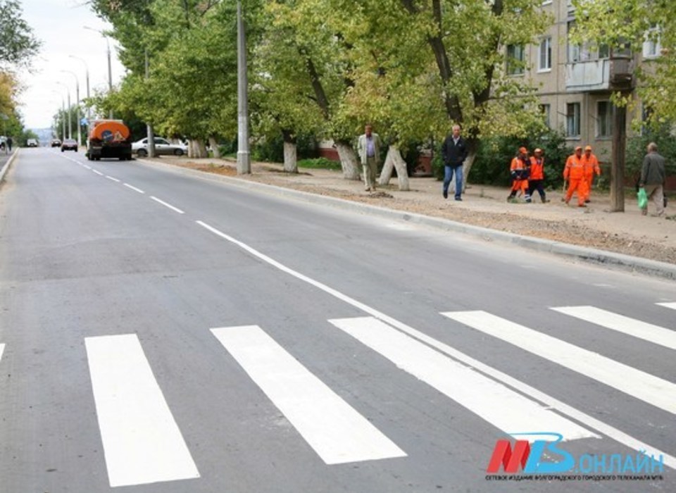 На видео сняли наехавший на ограждение автобус в Волгограде