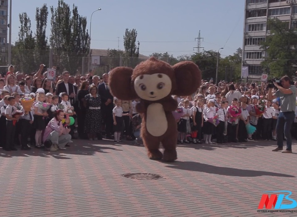 На видео сняли, как школьник спел на линейке в Волгограде песню Егора Крида