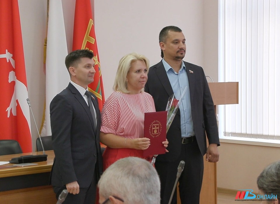 В Волгоградской городской Думе наградили лучших представителей педагогического сообщества Тракторозаводского района