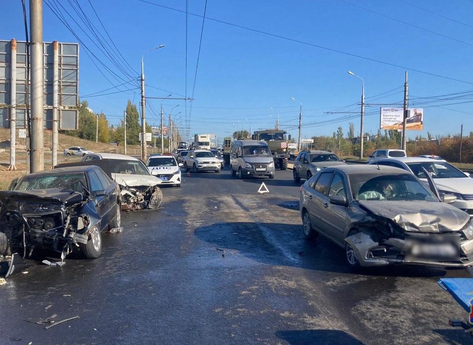 Четверо пострадали в массовом ДТП на юге Волгограда