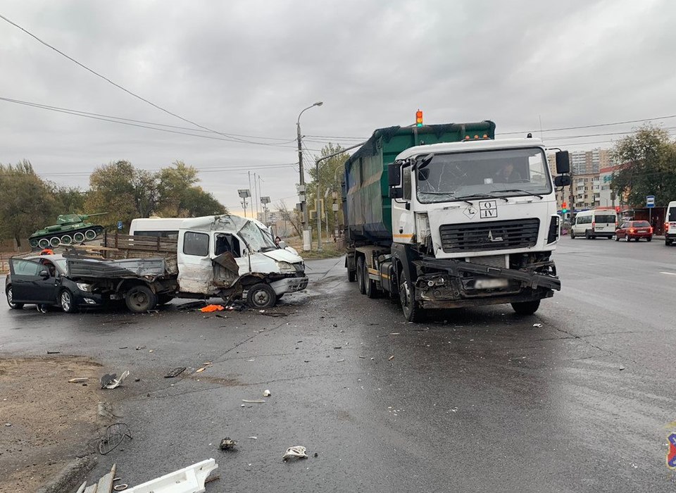 На юге Волгограда массовое ДТП с участием грузовика и маршрутки парализовало движение машин