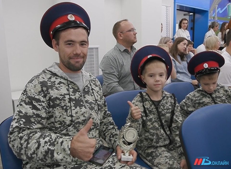 В преддверии Дня отца в Волгограде наградили пап-спортсменов и пап-героев