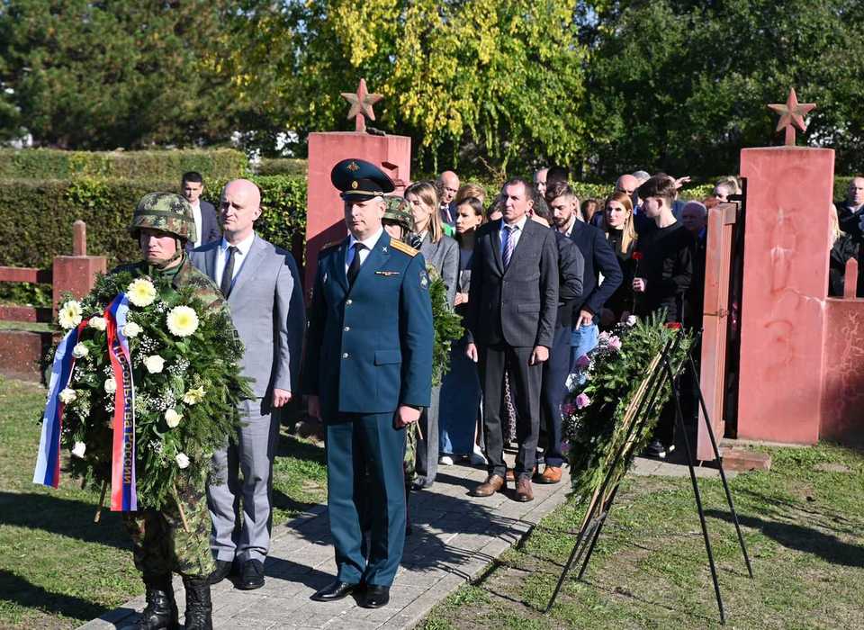 Волгоградцы возложили цветы на мемориальном комплексе Красной Армии в Сербии