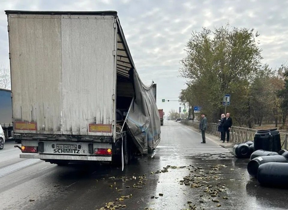 20 бочек с солеными огурцами опрокинул грузовой автомобиль под Волгоградом