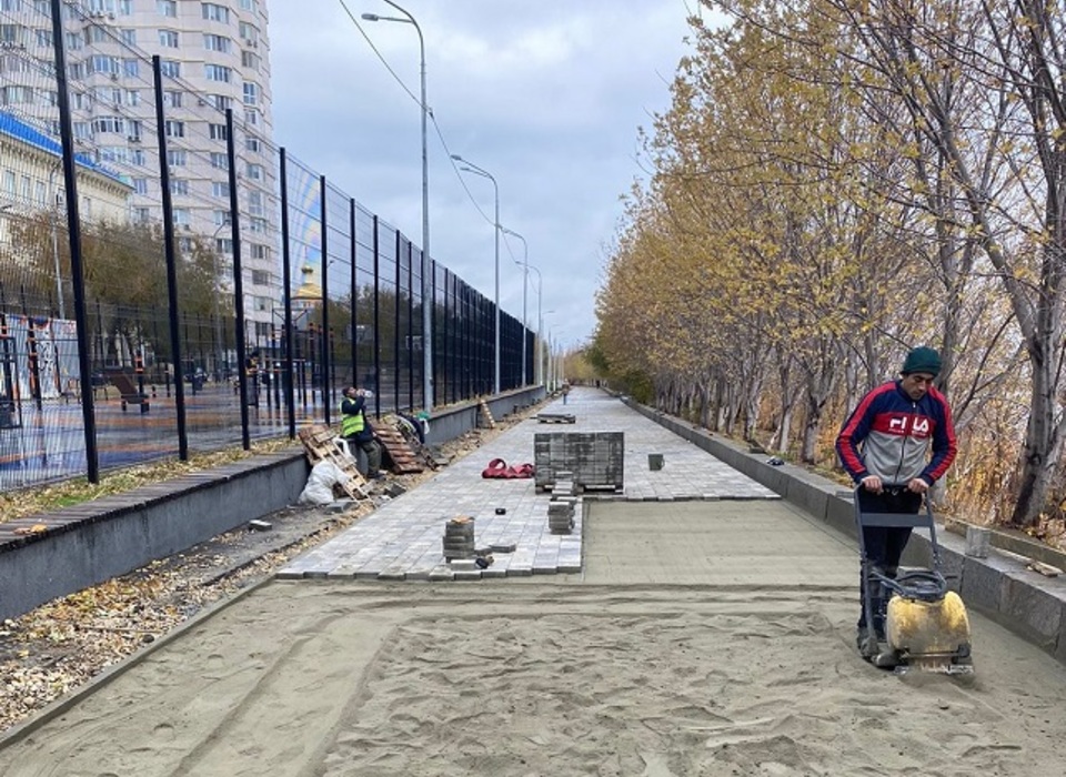 На верхней террасе Центральной набережной Волгограда укладывают новое тротуарное покрытие