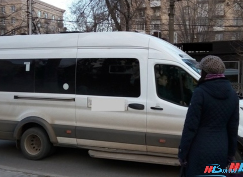 Девушка сняла на видео, как проехалась в купальнике в маршрутке в Волгограде