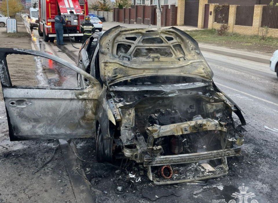 Волгоградцы обсуждают сгоревший дотла автомобиль на севере города